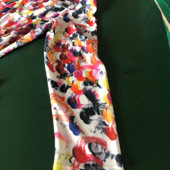 Multi color top. Size large - Picture 4 of 8